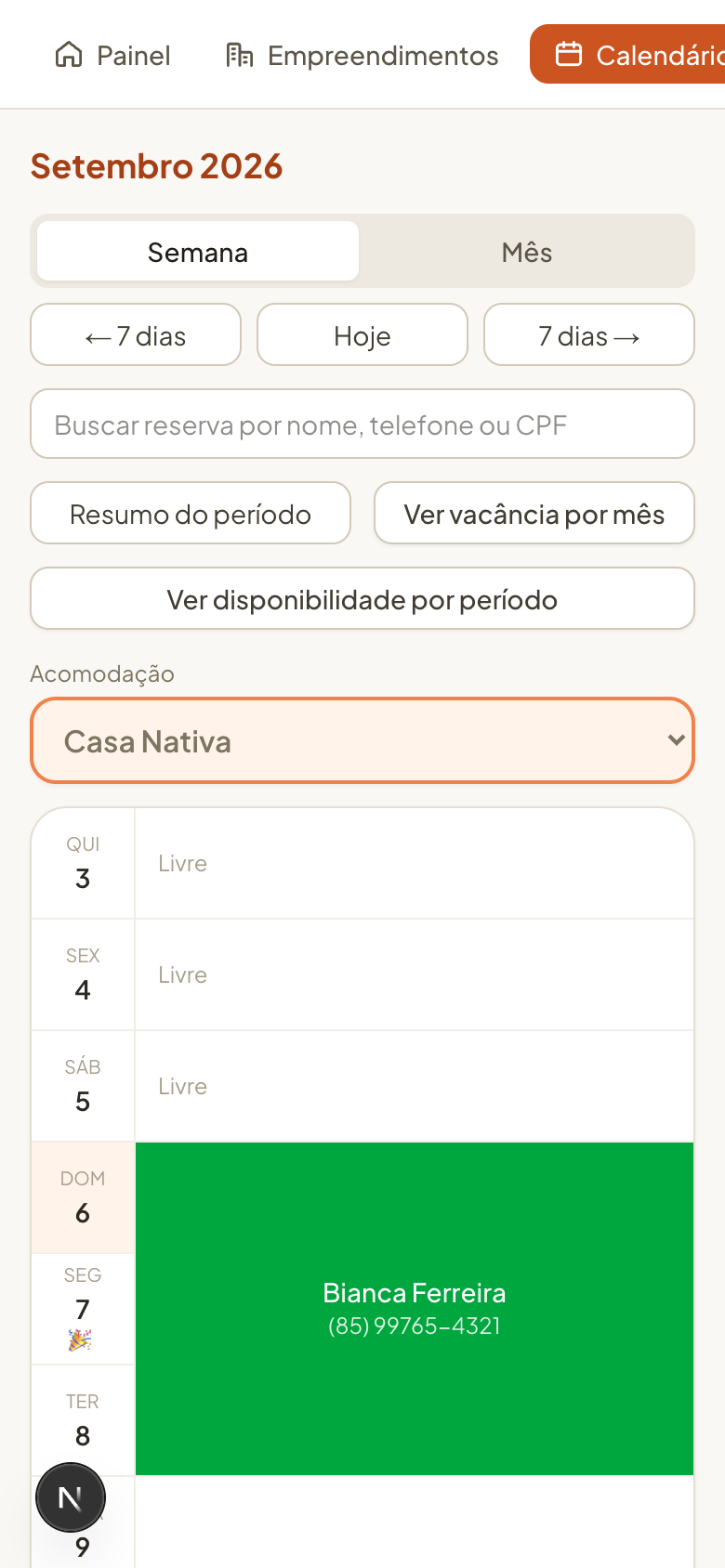 Calendário de reservas aberto no celular, com uma reserva confirmada
